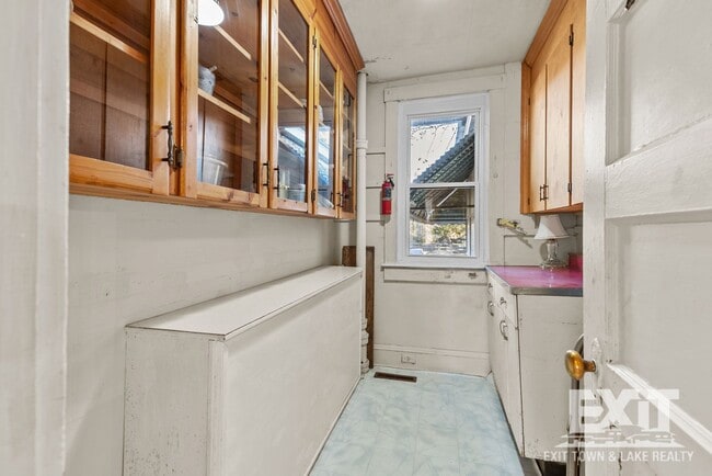 Building Photo - 3 Bedroom 2 Bathroom Home