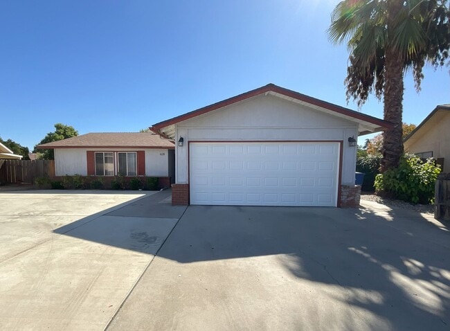 Building Photo - Charming Clovis 3/2 Home with New Solar System * Move-In Bonus! *