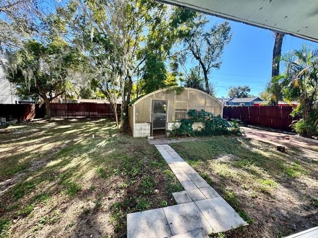 Building Photo - Charming home near downtown and the lake