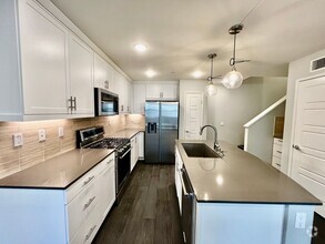 Building Photo - Modern 5B 4BA Townhome w/ AC in Playa Del ...