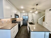 Building Photo - Modern 5B 4BA Townhome w/ AC in Playa Del ...