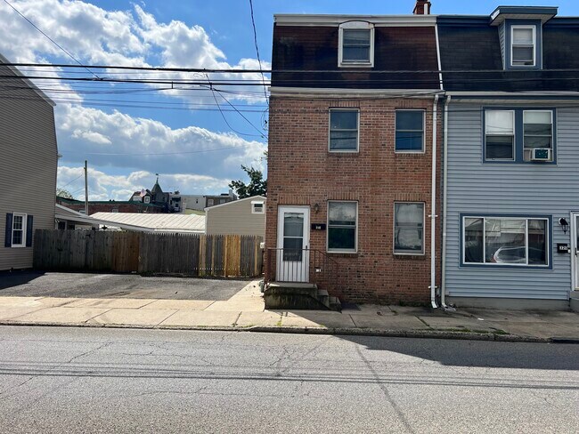 Primary Photo - 318 Market St