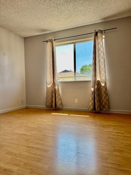 Building Photo - 1331 Pinetree Dr