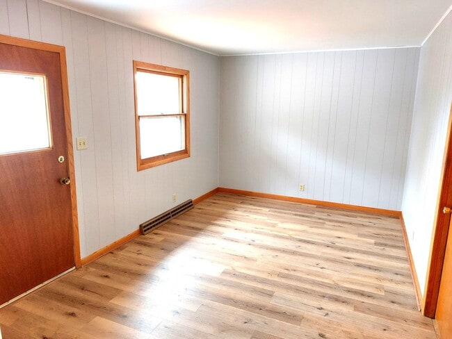 Building Photo - 3 bedroom 1.5 bath home with attached 1 ca...