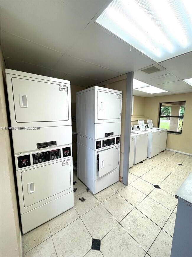 Building Photo - 10431 N Kendall Dr