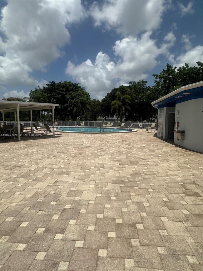 Building Photo - 4027 Swansea Crescent