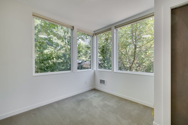 Building Photo - Beautiful 3 bedroom townhome in Leschi!
