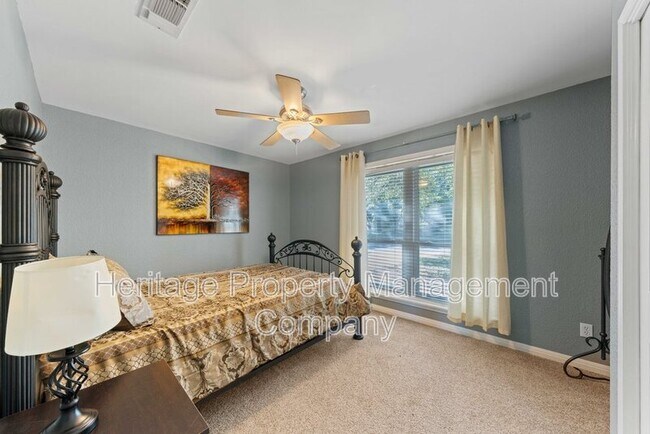 Building Photo - 1174 Mooncrest Dr