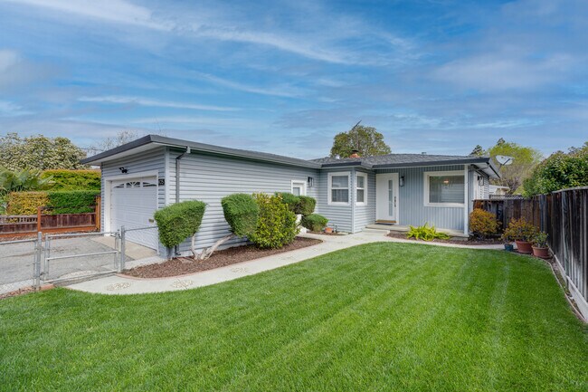 Building Photo - 405 S Fernwood Cir