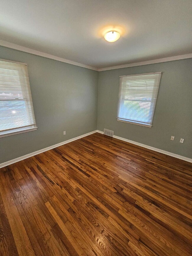 Building Photo - 3 Bedroom Brick Ranch, Updated Kitchen with Granite Countertops, Stainless-Steel Appliances, Hard...