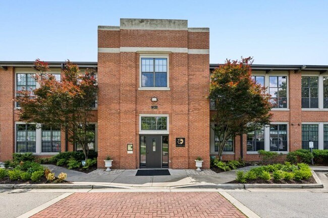 Building Photo - 1261 Caroline St NE