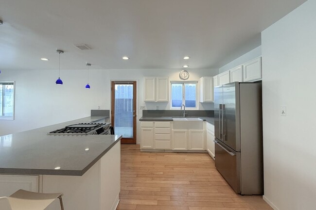 Building Photo - 3 bedrooms & 2 bathrooms |Duplex | Oxnard | Silverstrand Beach| Unfurnished