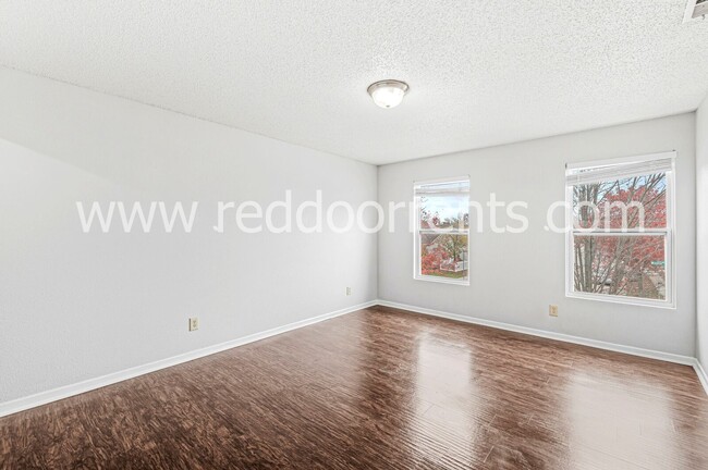 Building Photo - Charm and Convenience- Your 3 Bedroom Have...