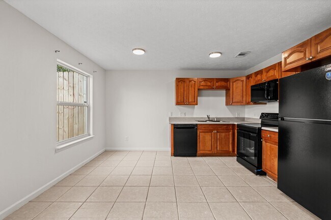 Building Photo - 5115 E 11th St