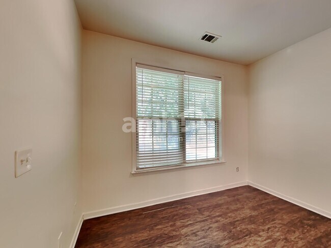 Building Photo - 781 Sonoma Dr SW