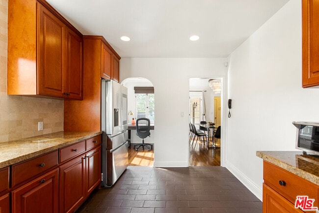 Building Photo - 460-460 N Alfred St