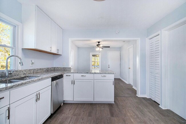 Building Photo - Charming Fully Renovated 2BR/1BA in the He...