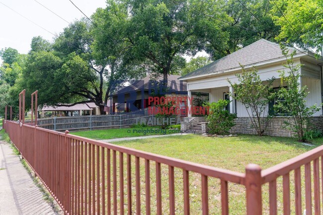 Building Photo - Cozy 2 Bedroom Home Near Historic Downtown Glen Rose