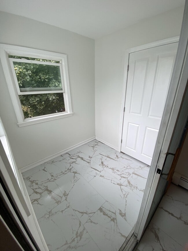 Building Photo - 93 Glen St