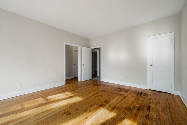 Building Photo - 2506 Kenmore Rd