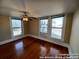 Building Photo - 124 W Mistletoe Ave