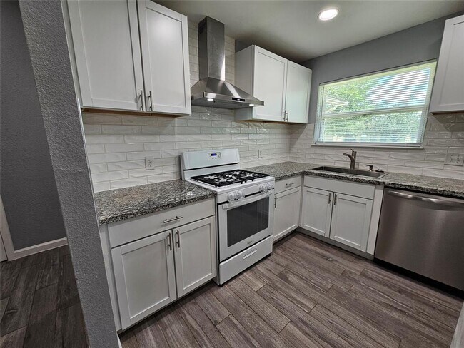 Building Photo - 2603 Peach Tree Ln