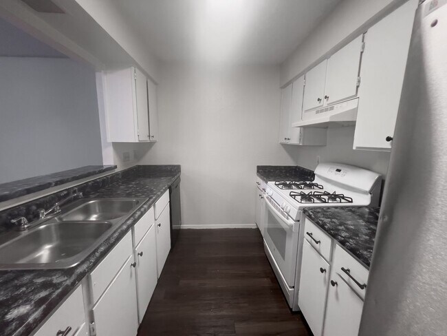 Building Photo - Affordable 2/2 in great location off of N ...