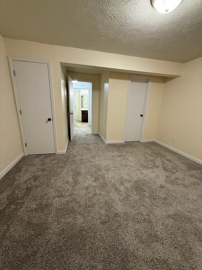 Building Photo - Live Comfortably in Timber Ridge – Just 2 Miles from IU!