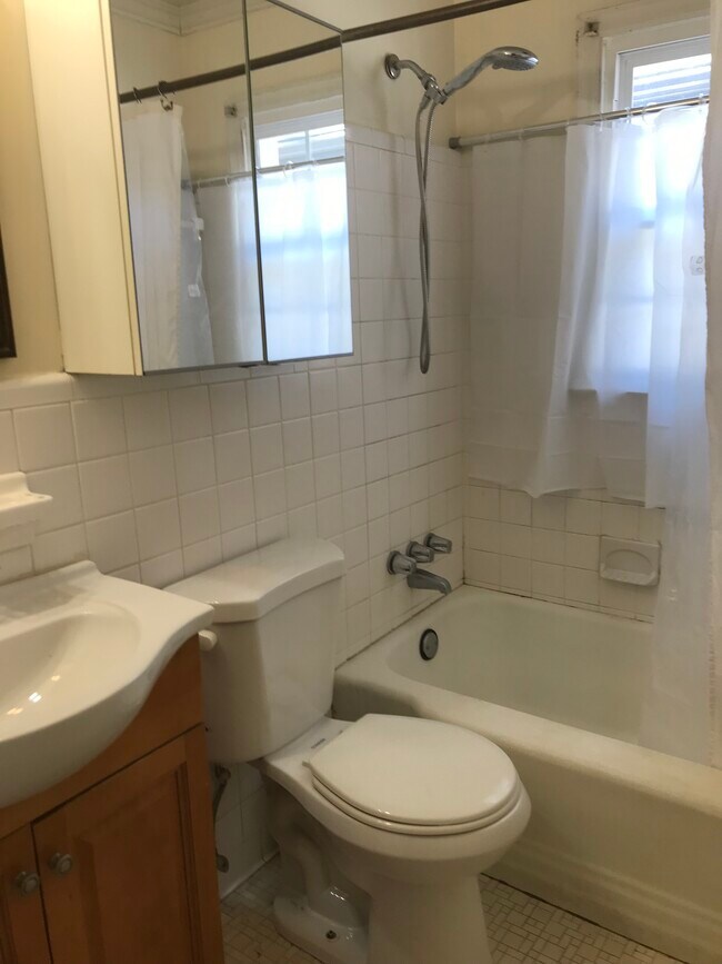 Building Photo - 1939 Lebanon Dr NE