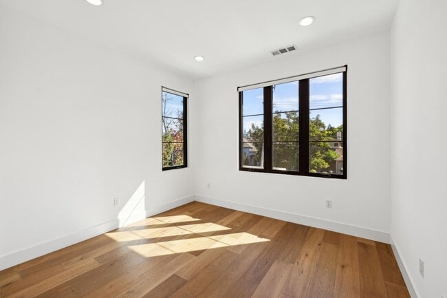 Building Photo - Luxurious Modern Single Family Home in West Menlo Park Available Now!