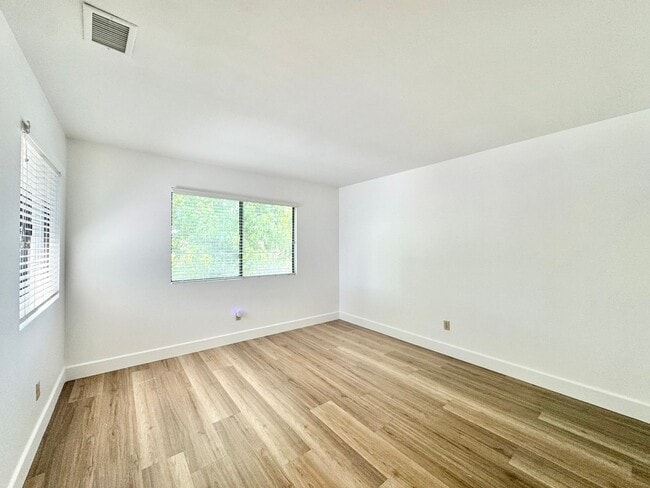 Building Photo - Beautiful 3Bd/2.5Ba Available In Costa Mesa