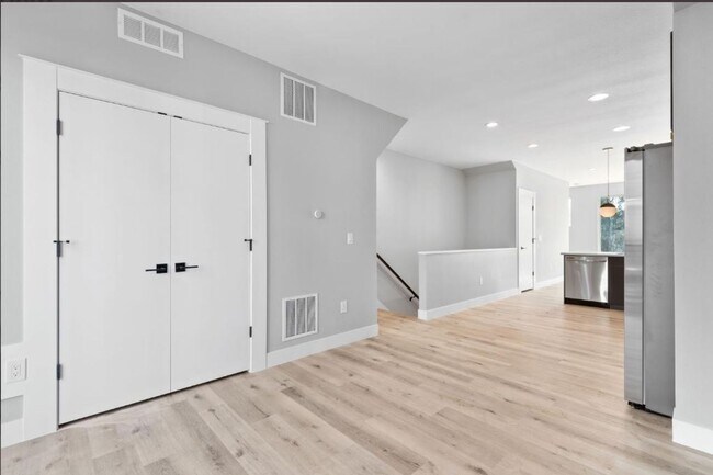 Building Photo - 4925 W 10th Ave