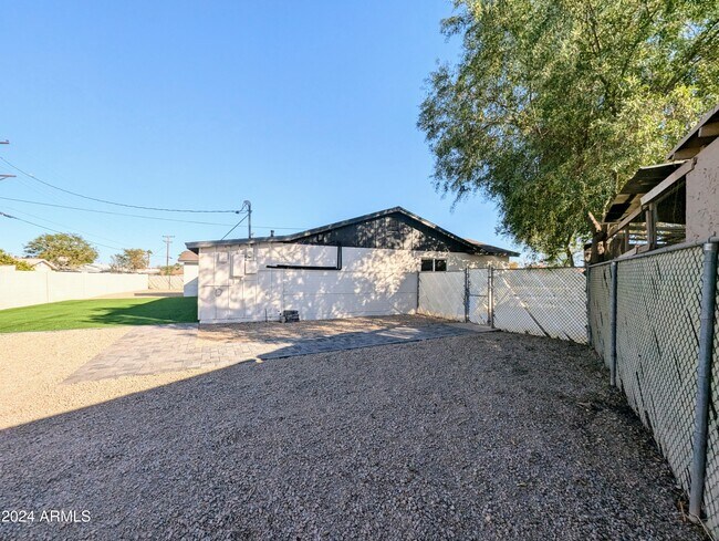 Building Photo - 121 N Flint Cir