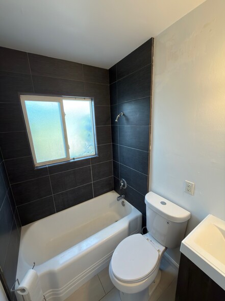 Building Photo - 967 E Camino Parocela