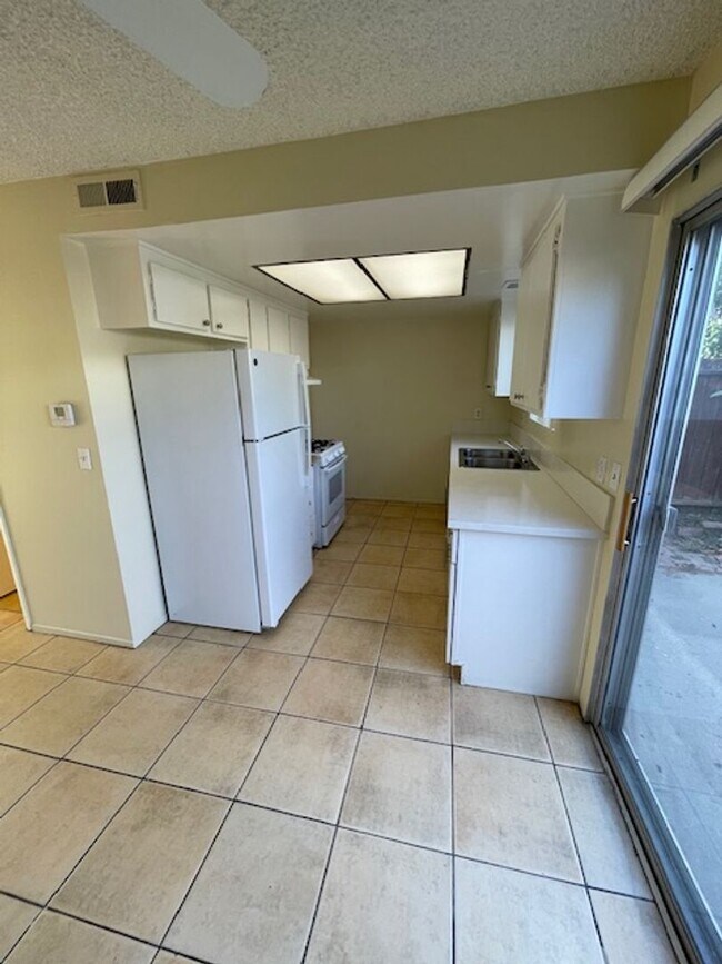 Building Photo - 2 Bedroom 1.5 Bath Attached unit available