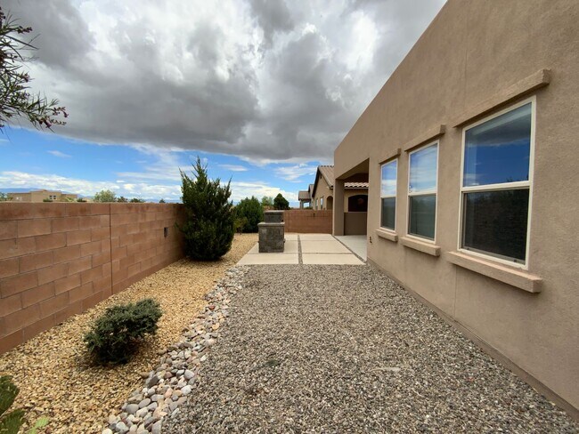 Building Photo - 3 Bedroom & An Office Luxury Home Availabl...