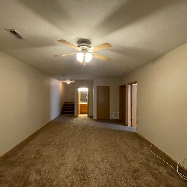 Building Photo - Beautiful 4 bedroom 3 full bathroom Townhome available Now!