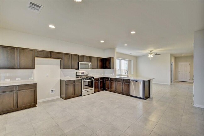 Building Photo - 453 Star Thistle St