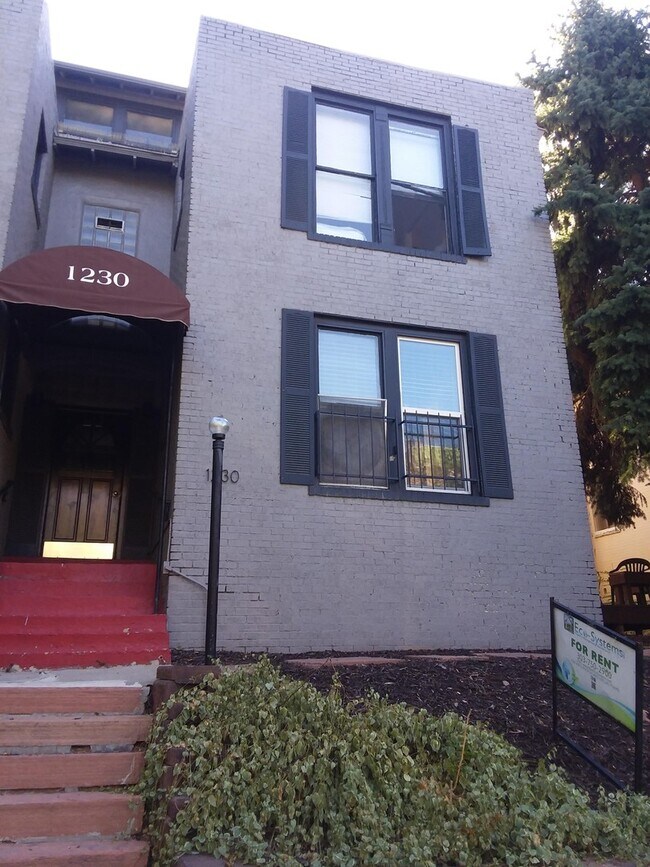 Building Photo - Cap Hil Adorable 1 Bedroom Available Now!