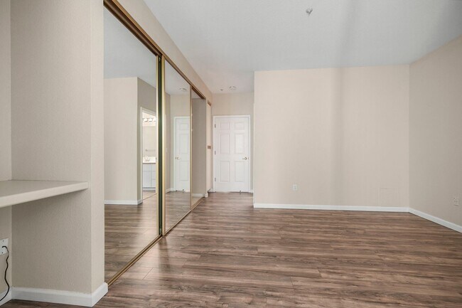 Building Photo - Beautiful single level condo, lower level ...