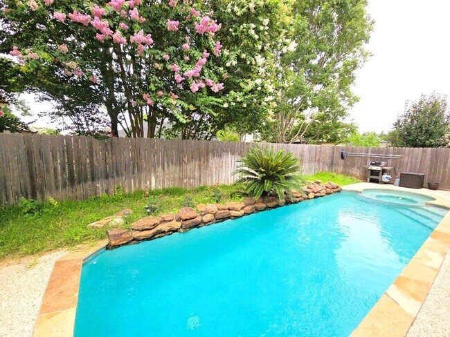 Building Photo - 16514 Bluff Springs Dr