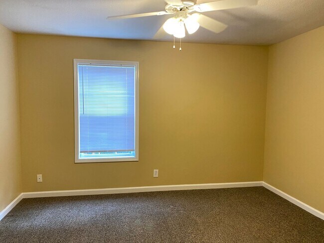 Building Photo - 803 Golf View Pl
