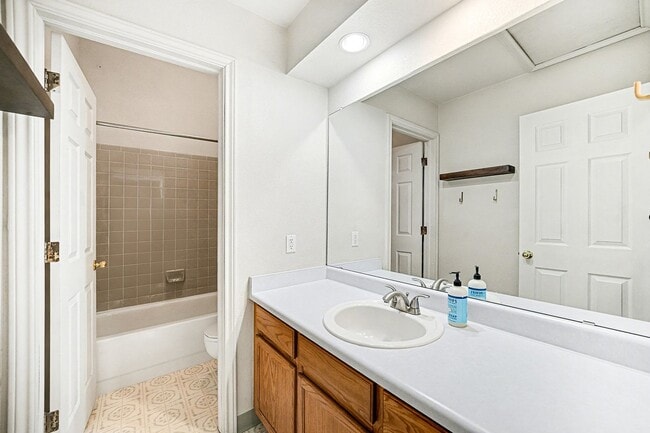 Building Photo - 3 Bedroom 2.5 Bathroom is Old Town Arvada