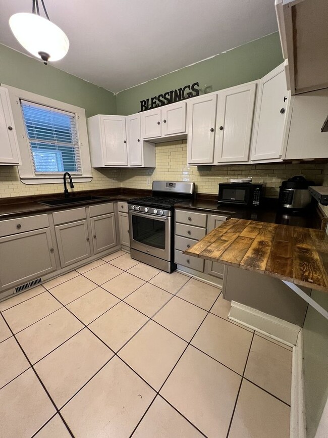 Building Photo - Charming, updated 3-bedroom, 2-bath home in the heart of Allegan