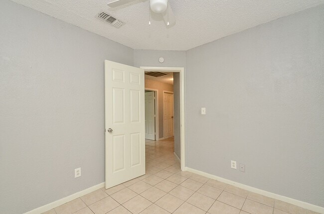 Building Photo - Property available in Old River Manor