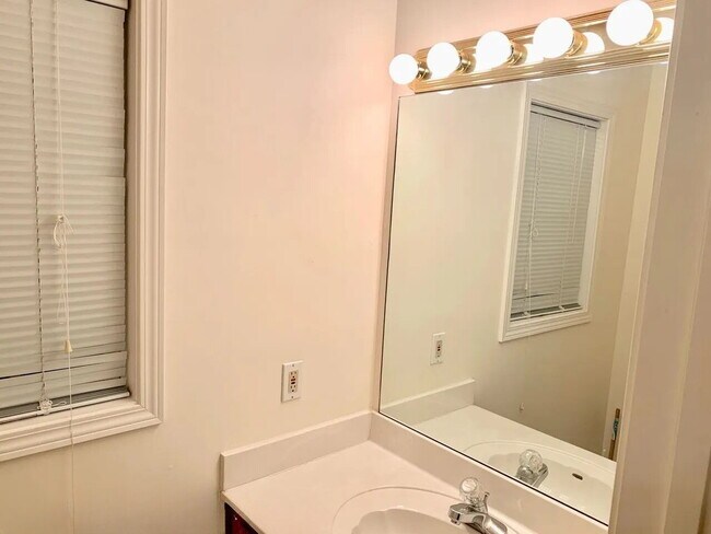 Building Photo - "Charming 2-Bed Oasis with 2.5 Baths on Ed Temple Blvd, Nashville – Cozy Living Awaits!"