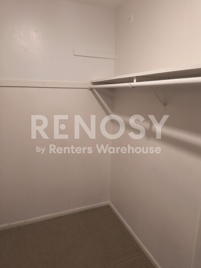 Building Photo - Available June 10th 2 Bedroom 1 Bath Condo in Minneapolis