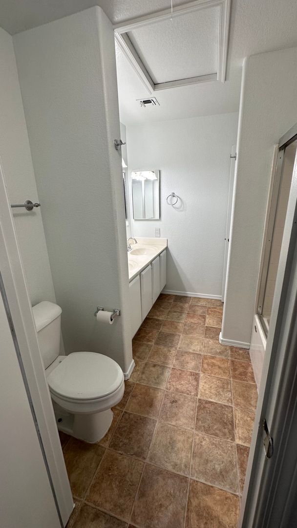 Building Photo - 2 bedroom townhome