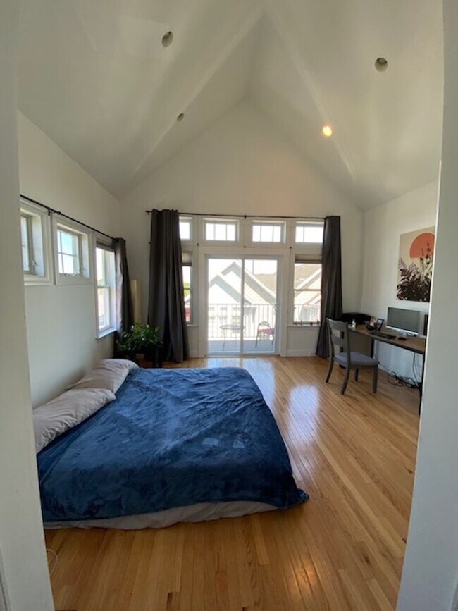 Building Photo - Three Bedroom 3.5 baths Townhouse for Rent...