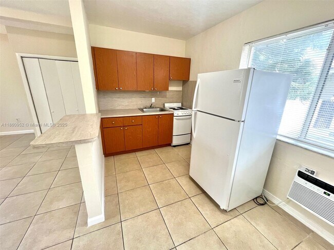 Primary Photo - 690 NE 85th St